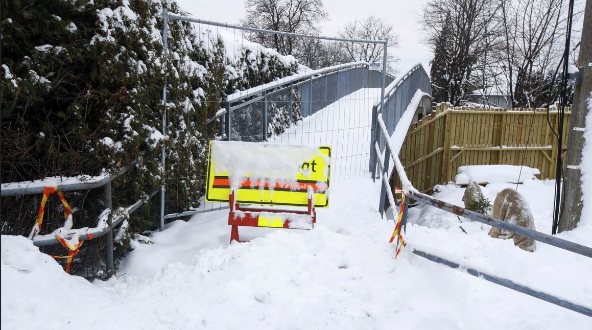 Gangbrua over Brynsveien ved Evjebakken