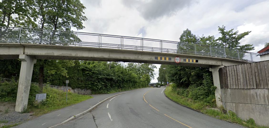 Nå kommer gangbrua i Brynsveien